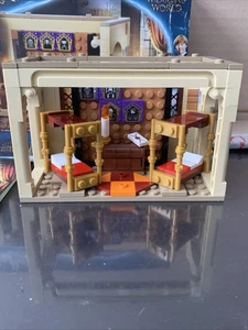 LEGO Harry Potter: Hogwarts Gryffindor Dorms (40452) - Picture 1 of 5