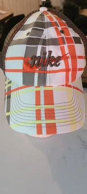 Gorra de camionero ajustable a cuadros Nike Golf para mujer Foto 1 de 4