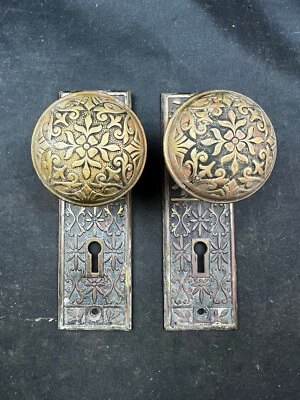 Lockwood 1900 Cairo Door Knob and Back Plate Passage Set H-26200 - Image 1 of 4