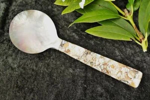 Cuchara para ensalada Menelas nácar blanca + astilla de nácar en epoxi 24 cm hecha a mano - Imagen 1 de 5