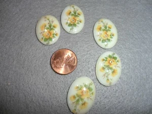 Vintage 5 Plastic Flowered Cabochon Stones~ Yellow Roses - Picture 1 of 3