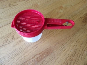 Harina de azúcar de confitería Tupperware Red Sifter - Imagen 1 de 3