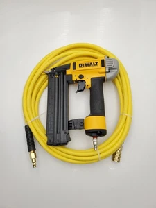 Clavadora Brad neumática de punto de precisión calibre 18 DEWALT DWFP12233 + manguera - Imagen 1 de 13