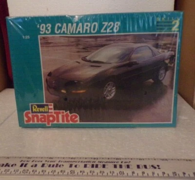 LOOK  REVELL 93 CAMARO Z28 SNAP TITE 1/25 SCALE  MODEL KIT NIB - Image 1 of 4