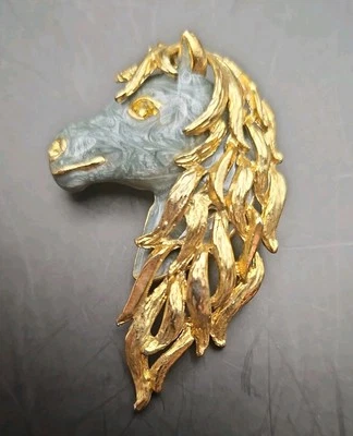 Broche cabeza de caballo esmaltado prendedor de solapa (era un unicornio, ahora falta cuerno) Foto 1 de 4