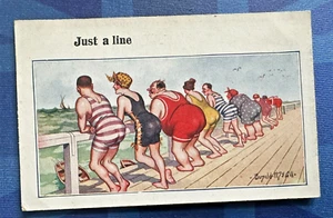 Freche Donald McGill Comic Postkarte 1920er Pier Bathing Beauties NUR EINE LINIE 3920 - Bild 1 von 2