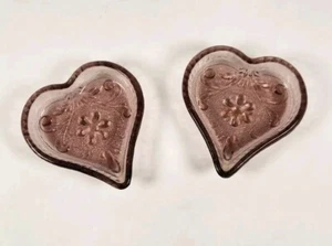 Zwei kleine 4" lila Glas Herz Tablett Geschirr (15C3) - Bild 1 von 8