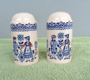 Johnson Brothers Staffordshire Hearts & Flowers- Salt and Pepper Shaker Set - Picture 1 of 4