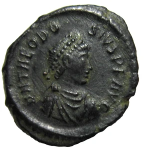THEODOSIUS I, 379- 395 AD. AE 4. CONSTANTINOPLE MINT. VICTORY REVERSE. - Picture 1 of 3
