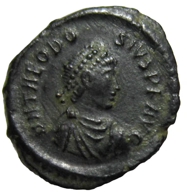 THEODOSIUS I, 379- 395 AD. AE 4. CONSTANTINOPLE MINT. VICTORY REVERSE. - Image 1 of 3