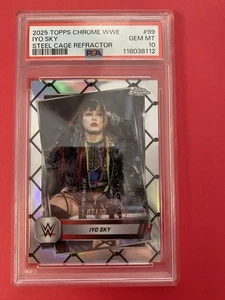 2025 TOPPS CHROME WWE IYO SKY #99 STEEL CAGE REFRACTOR 07/37 SSP PSA 10 - Foto 1 di 1