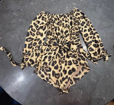 Romper de manga comprida com estampa de leopardo e gravata na cintura tamanho P - Imagem 1 de 4