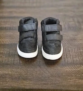 Children place toddler sneakers - Picture 1 of 3