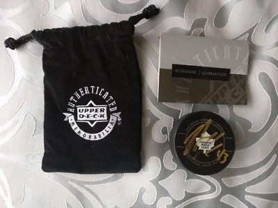 Disco automático firmado UDA Upper Deck Autenticado NAZEM KADRI Toronto Maple Leafs Foto 1 de 3