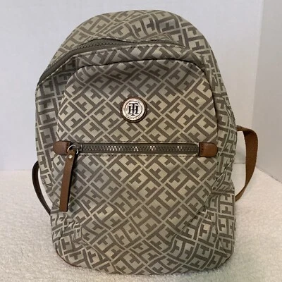 Mini mochila Tommy Hilfiger color tostado monograma mezcla de algodón con detalles de cuero sintético Foto 1 de 4