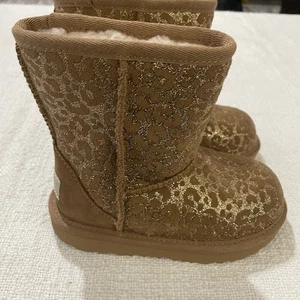 UGG Chestnut Classic II Mädchen 9 Stiefel Winter Leopard hellbraun Lammfell Jugend NEU - Bild 1 von 9
