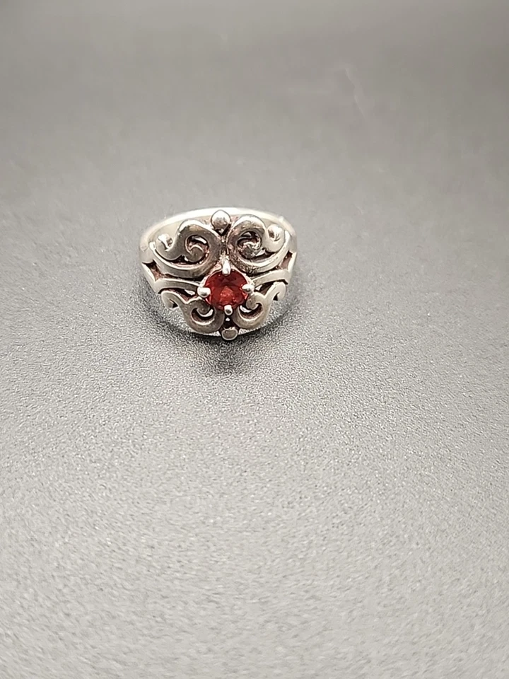 Anillo de encaje español de plata de ley James Avery con granate *Caja no incluida* Foto 1 de 4