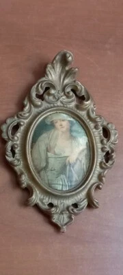 Joli cadre vintage en bois doré à médaillon en tissu mesurant 17,7 cm X 11,7 cm - Photo 1/2