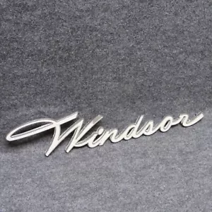 1957-1958 Chrysler Windsor Quarter Panel Fender Script Emblem 1624678 OEM 68875 - Foto 1 di 9