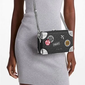 Michael Kors Jeanie Small EW Trunk Crossbody Reisebüro MK Logo schwarz/silber - Bild 1 von 5