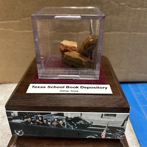 Texas Schulbuch Depository Fragment Kennedy Attentat Lee Oswald Plaza - Bild 1 von 24