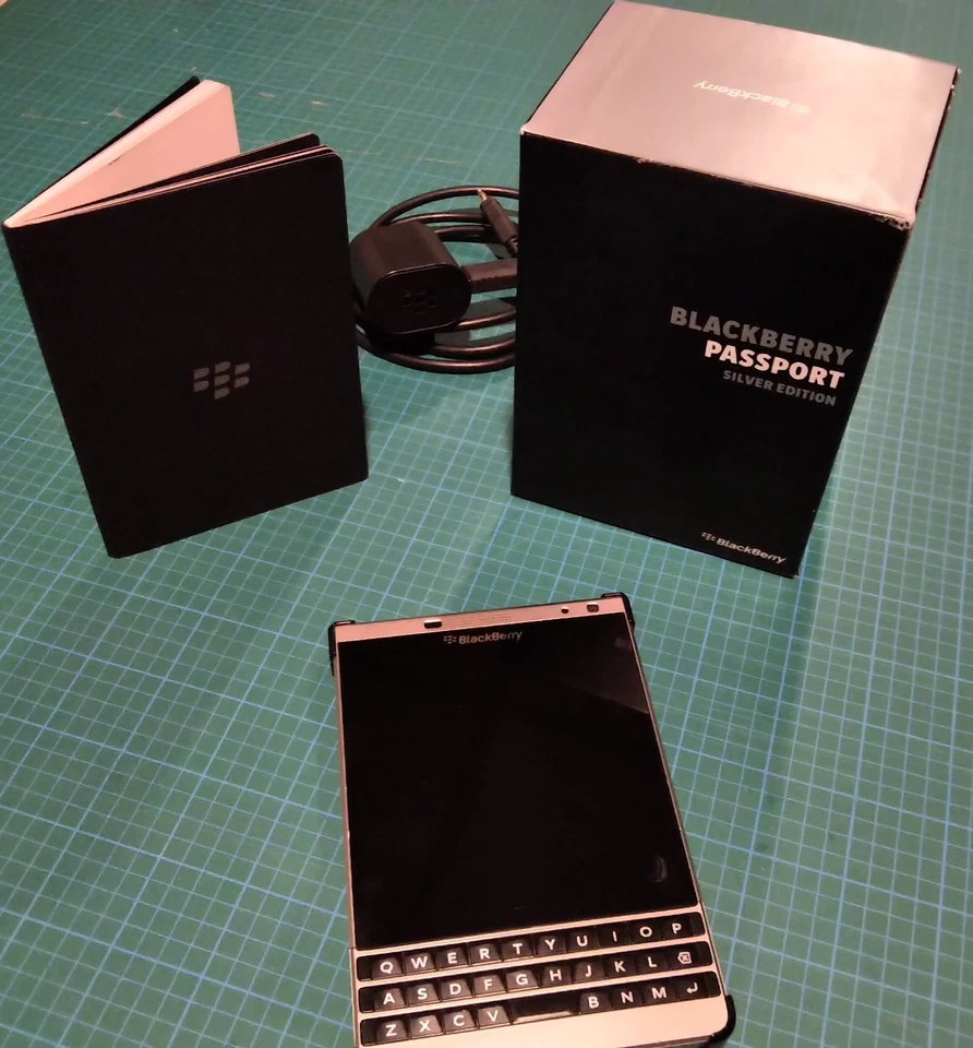 BlackBerry Passport  - SILVER (Unlocked) (NorthAmerica) - functional - Image 1 of 4