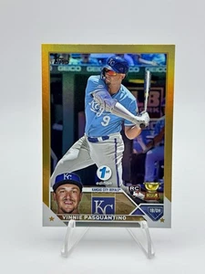 2023 Topps Series 1 1st Edition Gold #302 Vinnie Pasquantino RC "Cup" (Royals) - Picture 1 of 2