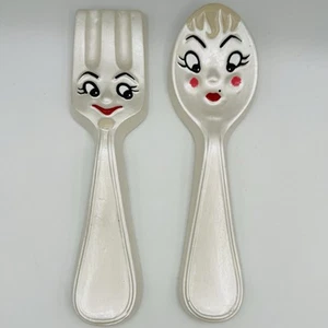Cucchiaio forchetta kitschy antropomorfo gesso cucina stile retrò placca parete - Foto 1 di 3