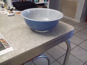 Vintage Pyrex Mixing Bowl # 325 - 2.5 Liter Light Blue with Clear Bottom - Picture 1 of 8