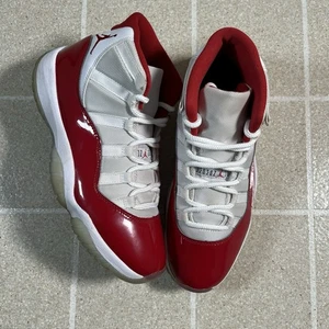 Air Jordan 11 Retro Cherry 2022 Style # CT8012-116 taglia 10 - Foto 1 di 8