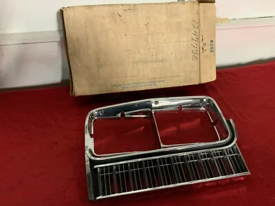 NOS 1975 BUICK LESABRE / CENTURY / MOLDURA DE FAROL ELECTRA GM 1247736 RH  - Imagem 1 de 3