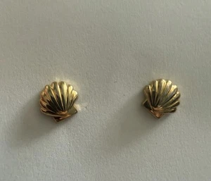 Signed Monet Solid Gold Tone Dainty Seashell Clam Shell Pierced Post Earrings - Picture 1 of 3