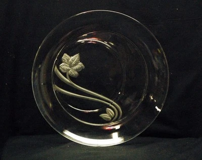 Винтажное круглое сервировочное блюдо 12-3/4 дюйма прозрачное с матовым абстрактным цветочным узором - Изображение 1 из 3