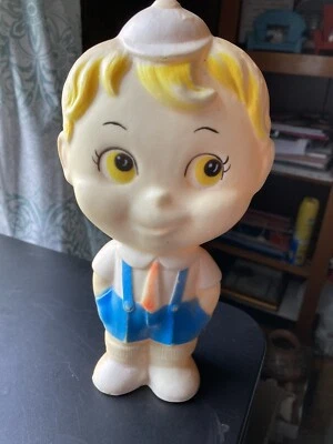 Gorra de béisbol vintage de goma Squeak Toy Boy muñeca de 8" con tirantes azules años 50 Foto 1 de 4