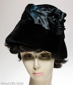 Cappello Cloche anni '20-30 nero velluto e raso elegante cappello costume - Foto 1 di 3
