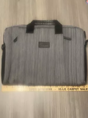 Bolso para portátil Targus gris. Bolsillos laterales y cremalleras laterales sin correa para el hombro Foto 1 de 4