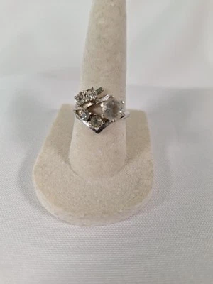 Кольцо с прозрачными стразами Park Lane серебристое асимметричное размер 6,5 - Изображение 1 из 4