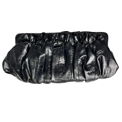 Bolso sin asas Express acanalado negro imitación charol noche bolso sin asas  Foto 1 de 4