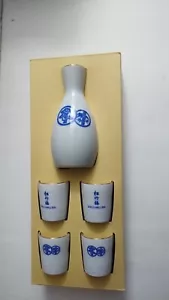 Asian Porcelain Sho Chiku Bai Kotobuki Japan Vintage 4-Cup Pourer Sake Set - Picture 1 of 3