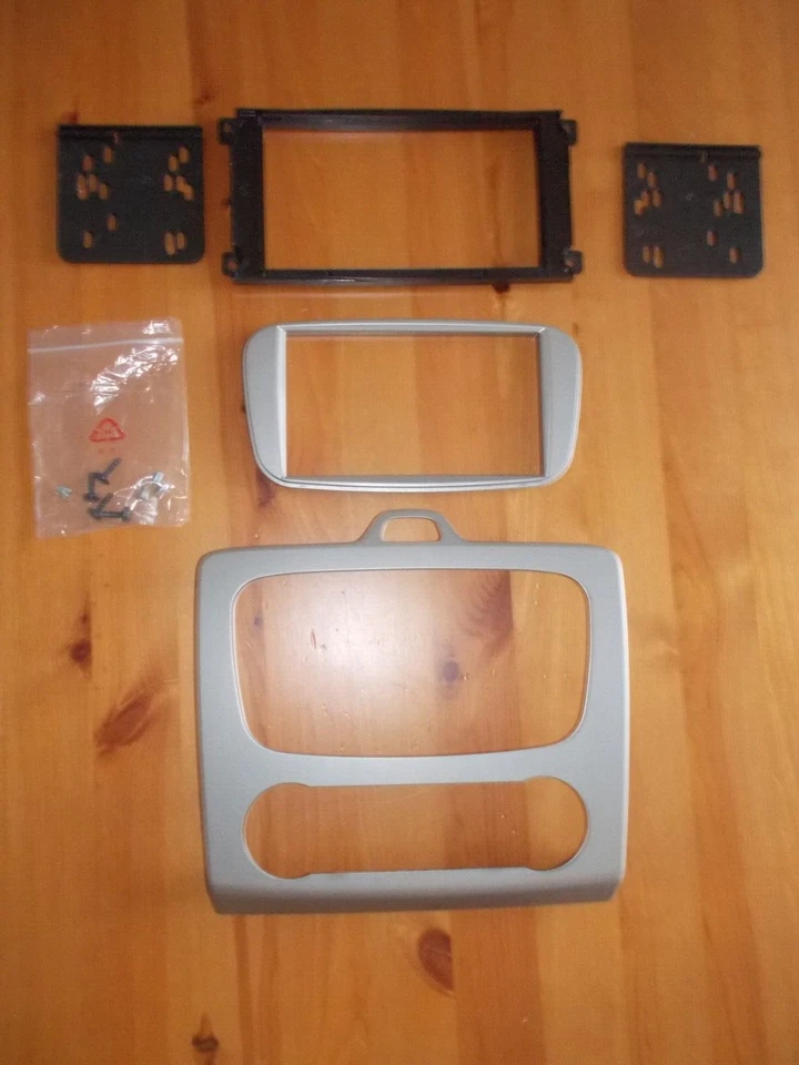 KIT AUTORADIO STEREO MASCHERINA 2DIN FORD FOCUS MK2 - Immagine 1 di 4