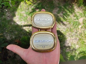 TOYOTA CELSIOR LS430 UCF30 PILAR TECHO LATERAL EMBLEMA DORADO INSIGNIA GENUINA 1 PAR/2 PIEZAS - Imagen 1 de 11