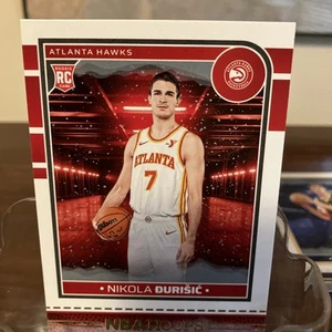 2024-25 Panini NBA Hoops - Rookies Nikola Durisic #273 (RC) - Bild 1 von 5