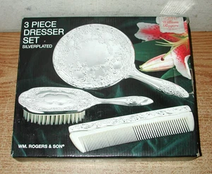 1996 WM. ROGERS & SON SILVERPLATED 3 PIECE DRESSER VANITY SET NEW IN BOX - Foto 1 di 5