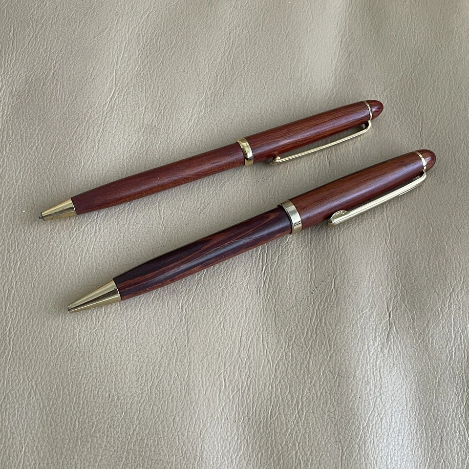 Bolígrafo de madera Holt Cat y bolígrafo de madera Visteon ambos usados  Foto 1 de 4