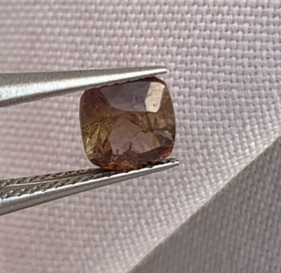 Cojín de axinita marrón claro natural de 0,70 quilates corte piedras preciosas sueltas origen Pakistán. Foto 1 de 4