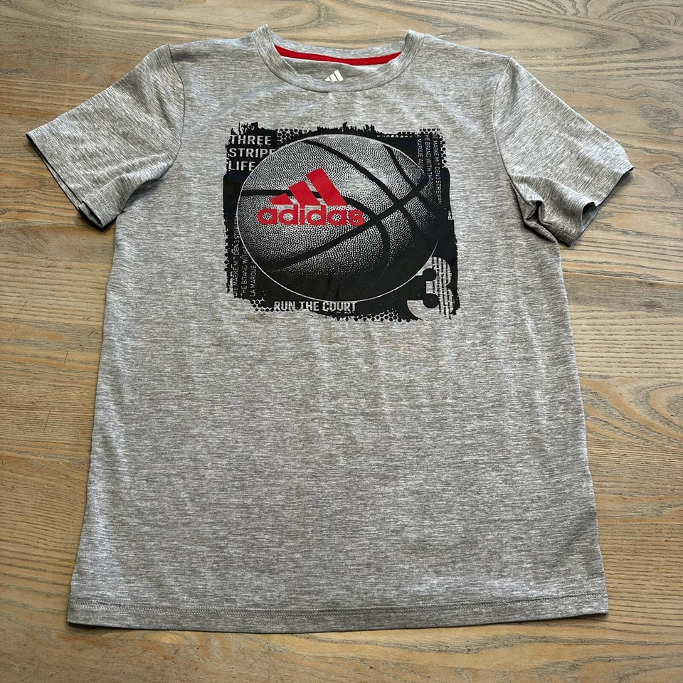 LEER Camiseta Adidas Gris Manga Corta Baloncesto Gráfico Niños M 10/12 Atlética Foto 1 de 4