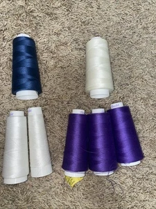 Lote de 7 conos de hilo Serger MAXI-LOCK cáscara de huevo blanca púrpura - Imagen 1 de 5