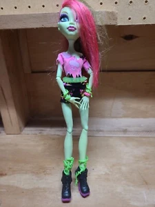 Monster High Venus McFlytrap Music Festival-VIM Lanyard+ accessorie Fashion Doll - Picture 1 of 7