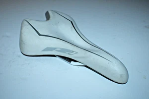Bontrager R1 MTB Bike Saddle 260/140mm White Road Fiber Reenforced USA Shipper - Picture 1 of 7