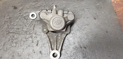 Pinza de freno trasera y montaje OEM 2006 Suzuki GS500F GS500 GS 500 F E Foto 1 de 2